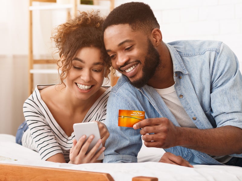 AFCU member couple shopping with Cash Rewards Visa card